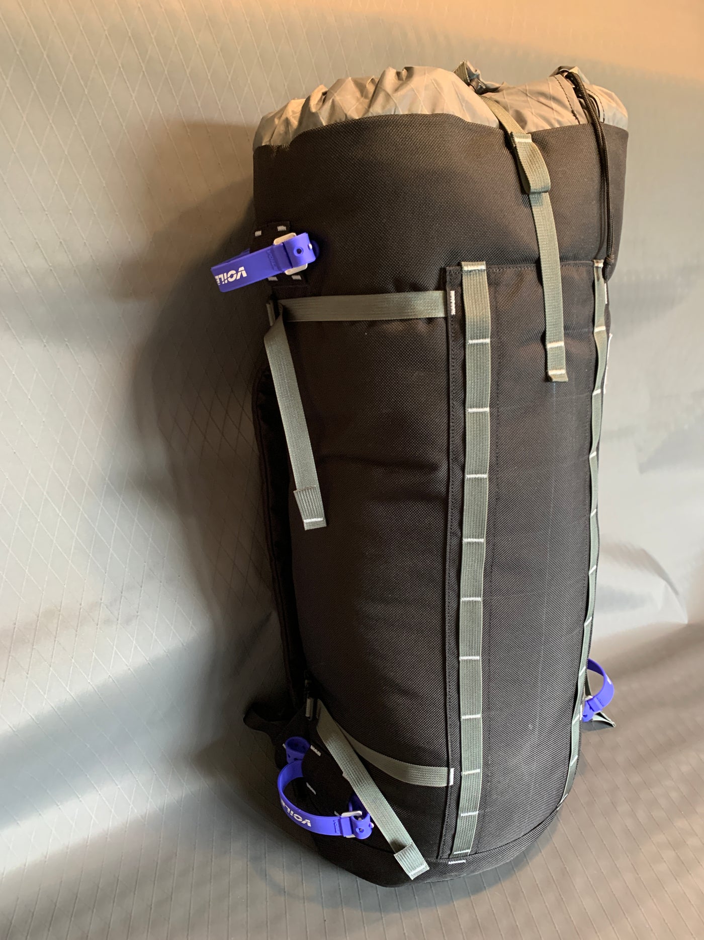ski carry slots with voile straps